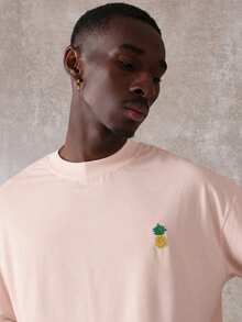 SUMWON Áo thun cotton tay ngắn dáng regular fit thêu chữ thập, có họa tiết in phía sau và hình quả dứa ở ngực, thích hợp mặc thường ngày. - Hồng - Xem 3