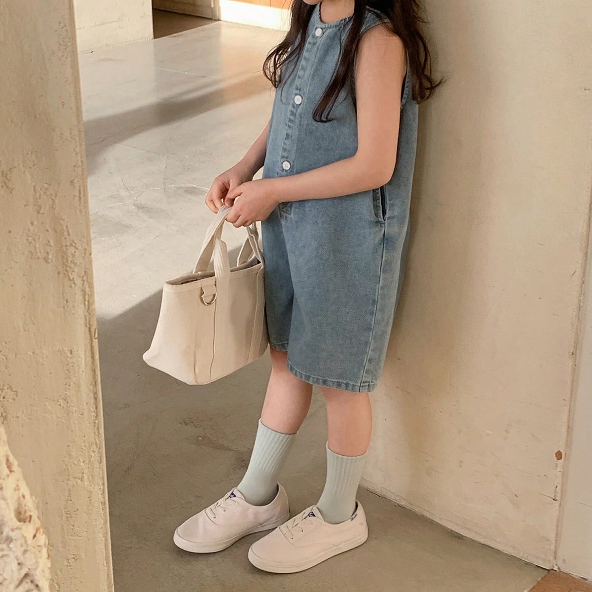 Mono vaquero sin mangas, holgado y casual para verano, vacaciones y uso diario con botones a media altura para niña joven