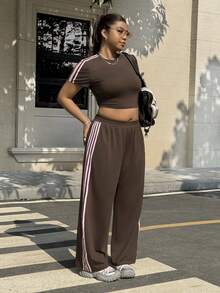 SHEIN EZwear 春夏新款休闲日常套装，适合外出、派对、音乐节、返校、毕业典礼、度假、通勤、街头穿搭。包含圆领短袖弹力针织修身短款上衣和宽松长裤。现有粉色紧身款和咖啡色可选。大码两件套。 - 彩色 - 查看 4