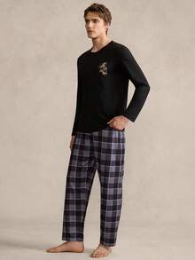 Manfinity Underwear&Sleepwear Basics 男士睡衣套装，包含一件纯黑色长袖圆领上衣，左胸饰有装饰性图案贴片，搭配经典的黑灰格纹长裤。整体风格简约百搭，细节设计巧妙，打造出休闲又不失层次感的造型。 - 黑色 - 查看 4