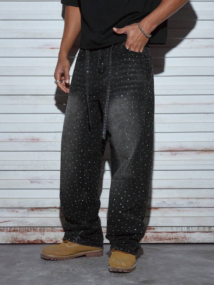 Modcrash Quần jeans nam ống đứng màu đen bóng, đính đá lấp lánh, thiết kế thời trang đường phố, dáng rộng thoải mái phù hợp mọi mùa, trang phục mùa hè, phong cách retro Mỹ, unisex, trang phục mùa hè dáng rộng – Thích hợp cho mặc hàng ngày và trang phục nghỉ hè. - màu đen - Xem 1