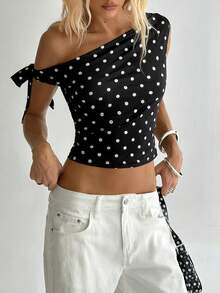 TRNVIE Blusa casual de mujer con hombros asimétricos, lunares negros, lazo y cintura elástica, ideal para vacaciones, casual, oficina o fiesta - Blanco y Negro - Ver 3