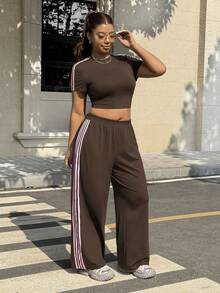 SHEIN EZwear 春夏新款休闲日常套装，适合外出、派对、音乐节、返校、毕业典礼、度假、通勤、街头穿搭。包含圆领短袖弹力针织修身短款上衣和宽松长裤。现有粉色紧身款和咖啡色可选。大码两件套。 - 彩色 - 查看 3