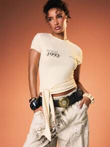 MISSGUIDED Áo thun ngắn tay cổ tròn ôm sát Brooklyn 1992 với chi tiết thắt nút, hoàn hảo cho trang phục thường ngày mùa xuân hè. - Màu be - Xem 1