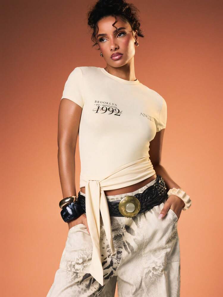 MISSGUIDED Brooklyn 1992 Baby T-Shirt mit Wickelknoten-Detail, kurzärmelig, Rundhalsausschnitt, figurbetont, perfekt für lässige Frühlings- und Sommertage