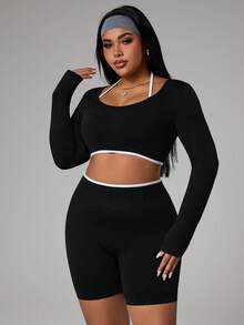 SHEIN Sports Set Olahraga Wanita Ukuran Besar: Kaos Lengan Panjang Bergaris dengan Potongan Halter Pendek dan Celana Pendek - Hitam - View 5