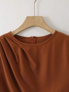 Ellegaria. 两件套女士无袖褶皱领纯色休闲短裤套装，棕色上衣搭配短裤，打造优雅夏季造型。棕色服装，时尚服饰，棕色夏季上衣，优雅上衣，棕色衬衫，卡其色上衣，女士棕色皮上衣，女士夏季服装，女士休闲服装，女士夏季上衣，女士春季服装，女士时尚服装，女士优雅服装，流行服装，女士穿搭灵感 - 彩色 - 查看 9