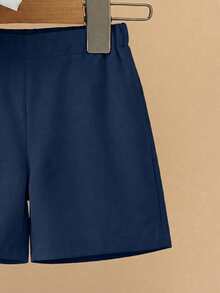 SHEIN 宝宝首个母亲节三件套服装——无袖背心、领结和短裤。背心为浅灰色，饰有纽扣，搭配小巧的多色领结。短裤也为浅灰色，与背心颜色相配。适合儿童出席小型婚礼、儿童音乐会等场合。 - 藏蓝色 - 查看 4
