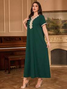 Al Najma Vestido de vacaciones de manga corta con cuello en V holgado, con aplicación bordada y ribete de cinta elegante - Verde Oscuro - Ver 3