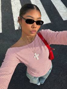 Muchica Camiseta feminina rosa listrada com ombros assimétricos e modelagem slim. - Rosa - Ver 6