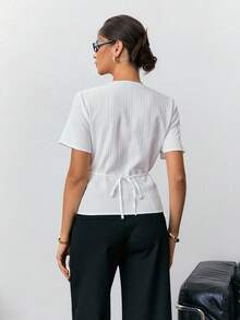 Ritzy Row Blusa de manga corta con botones metálicos decorativos, corte ajustado y plisado, elegante y minimalista para mujer. Blusa blanca elegante y de verano, blusa de trabajo elegante y de oficina para mujer. - Blanco - Ver 2