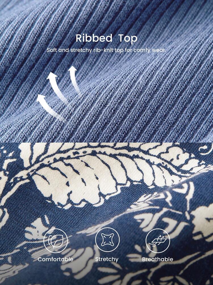 Set pigiama oversize in blu morbido, composto da maglietta lunga basic e pantaloni in cotone con fantasia, per un look casual e comodo. Pantaloni con tasche. Adatto come abbigliamento da camera da letto o da indossare all'esterno.