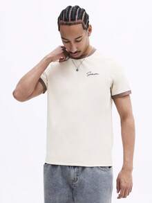 SUMWON Áo thun nam cổ tròn tay ngắn dáng regular fit in chữ đặc trưng, thoải mái, thích hợp mặc hàng ngày. Món đồ cơ bản không thể thiếu trong tủ đồ nam. - Màu Khaki - Xem 4