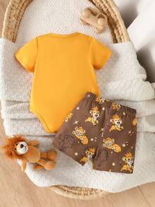 SHEIN Bộ đồ 2 món tay ngắn cho bé sơ sinh | Áo liền quần tam giác màu vàng nâu + quần short, họa tiết sư tử, dễ thương và mềm mại, thích hợp cho mùa xuân/thu, tiệc tùng, dã ngoại, chụp ảnh. - Nhiều màu - Xem 3