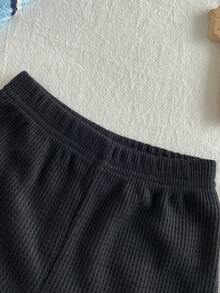 SHEIN Playful Pals 2件套幼儿男童时尚黑白条纹华夫格针织面料口袋圆领短袖T恤和黑色弹力腰字母贴片短裤套装，夏季 - 藍色 - 查看 3