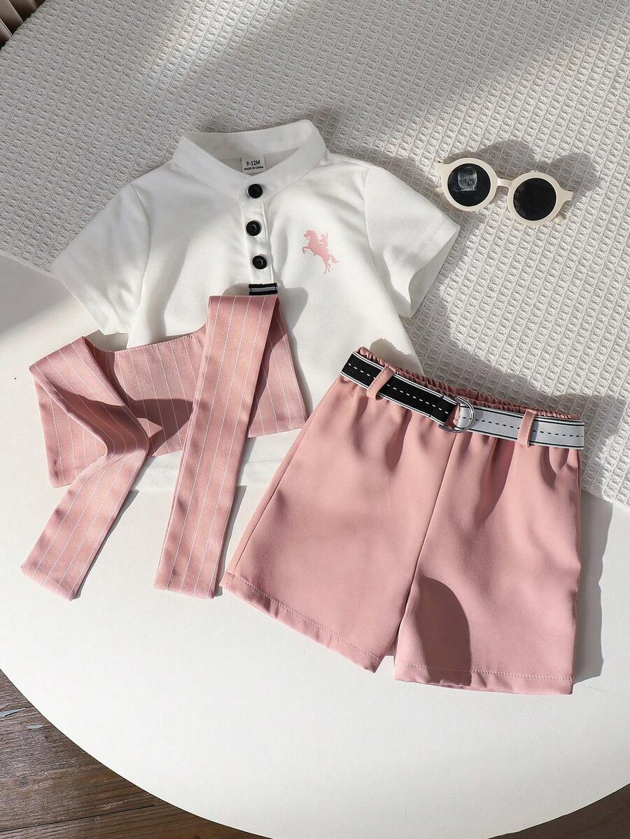 SHEIN 男婴舒适休闲百搭日常时尚简约风套装,包含红色领短袖T恤POLO针织衫、白色条纹披肩、白色短裤和腰带,多件套制服正装,适合室内、室外、日常、运动、玩耍、派对、拍照、度假、节日、婚礼、迎婴派对、春夏等场合。 - 彩色 - 查看 1