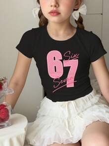 SHEIN 这款少女黑色和粉色时尚亮粉色趣味数字67印花T恤，采用修身休闲简约舒适圆领长袖设计，适合春夏日常穿着、外出、校园活动、街舞搭配等场合。它舒适百搭，时尚休闲，印有数字67图案，展现独特风格，别致新颖。 - 彩色 - 查看 4