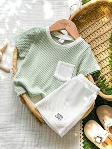 SHEIN Vintaside Kids 2件套幼儿男童时尚黑白条纹华夫格针织面料口袋圆领短袖T恤和黑色弹力腰字母贴片短裤套装，夏季 - 綠色 - 查看 4