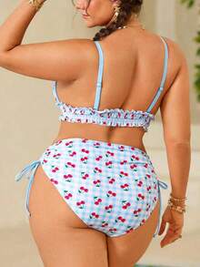 Swim Mod Traje de baño de talla grande para mujer, conjunto de 2 piezas con estampado aleatorio de cerezas, volantes y nudo delantero, ideal para vacaciones en la playa - Azul - Ver 2