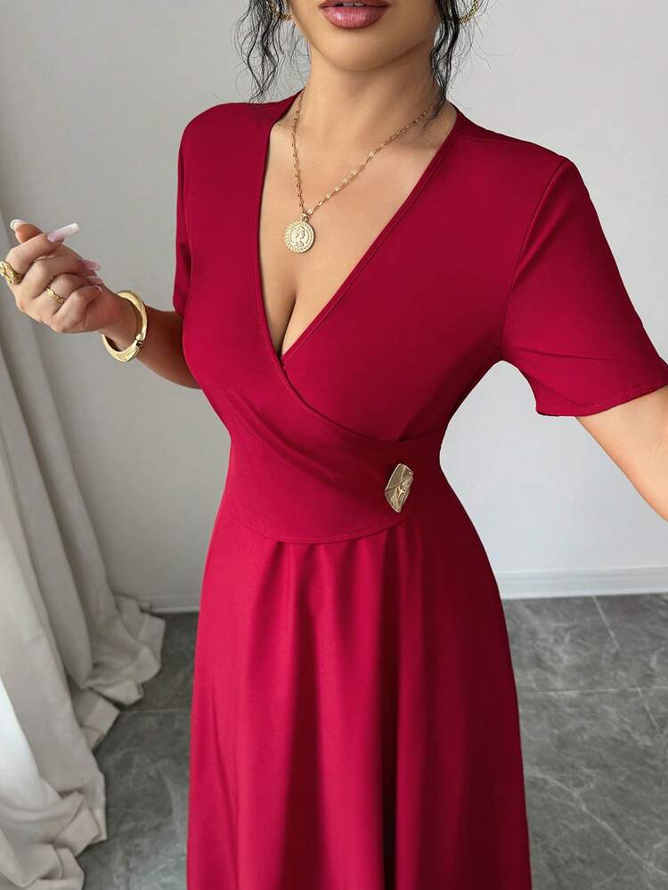 SHEIN Elenzya Vestido midi con diseño cruzado, cintura ceñida, cuello en V, manga corta, decoración de botones metálicos y falda acampanada en color borgoña sólido. Elegante y vintage para uso diario, citas y uso casual. Nuevo lanzamiento para primavera/verano - Rojo - Añade 5