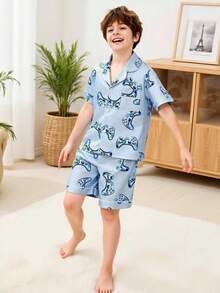 Bộ 2 món đồ mặc thường ngày thoải mái cho bé trai tuổi thiếu niên, gồm áo polo ngắn tay in hình tay cầm chơi game tối giản và quần short cùng màu. - Nhiều màu - Xem 5