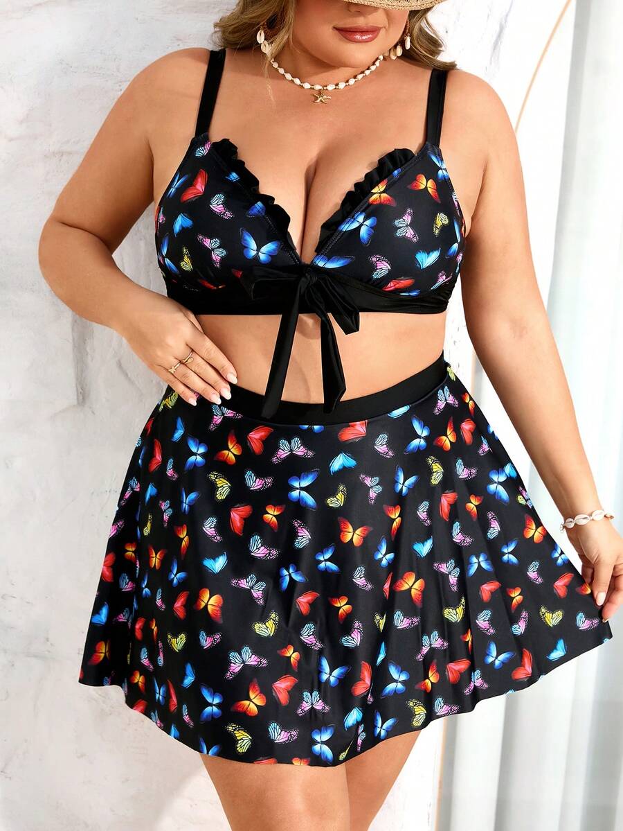 SHEIN CURVE+ 夏季两件套加大码女式蝴蝶印花荷叶边开衩宽腰比基尼和短裤套装，休闲度假，女士度假装，女士沙滩装，加大码泳衣两件套，泳装 - 黑色 - 查看 1