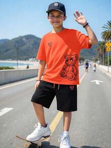 SHEIN 2件套青少年男童休闲可爱卡通熊印花短袖T恤和黑色短裤套装，舒适百搭，适合日常穿着、上学、郊游、户外活动、音乐节、假期、海滩度假、夏季、春夏穿着。 - 橘色 - 查看 9