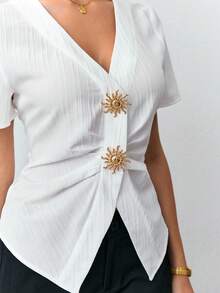 Ritzy Row Blusa de manga corta con botones metálicos decorativos, corte ajustado y plisado, elegante y minimalista para mujer. Blusa blanca elegante y de verano, blusa de trabajo elegante y de oficina para mujer. - Blanco - Ver 3