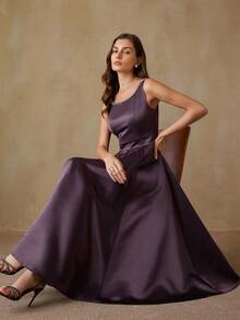 Revavyn 优雅法式时尚高端约会派对奢华缎面触感无袖单肩长裙，饰有水钻链条，收腰设计，A字裙摆 - 紫色 - 查看 1