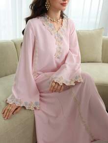 Yasmyna V领刺绣贴花宽松休闲长袖喇叭形优雅长袍，柔和的粉色尽显青春活力 - 粉色 - 查看 6
