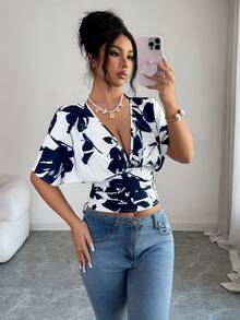Elenzga 女士优雅印花V领短袖上衣，夏季时尚褶裥前襟衬衫，垂褶袖设计，休闲时尚，适合外出、下午茶、聚会、返校、度假、旅行 - 藍白色 - 查看 3
