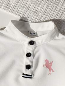 SHEIN 男婴舒适休闲百搭日常时尚简约风套装，包含红色领短袖T恤POLO针织衫、白色条纹披肩、白色短裤和腰带，多件套制服正装，适合室内、室外、日常、运动、玩耍、派对、拍照、度假、节日、婚礼、迎婴派对、春夏等场合。 - 彩色 - 查看 4