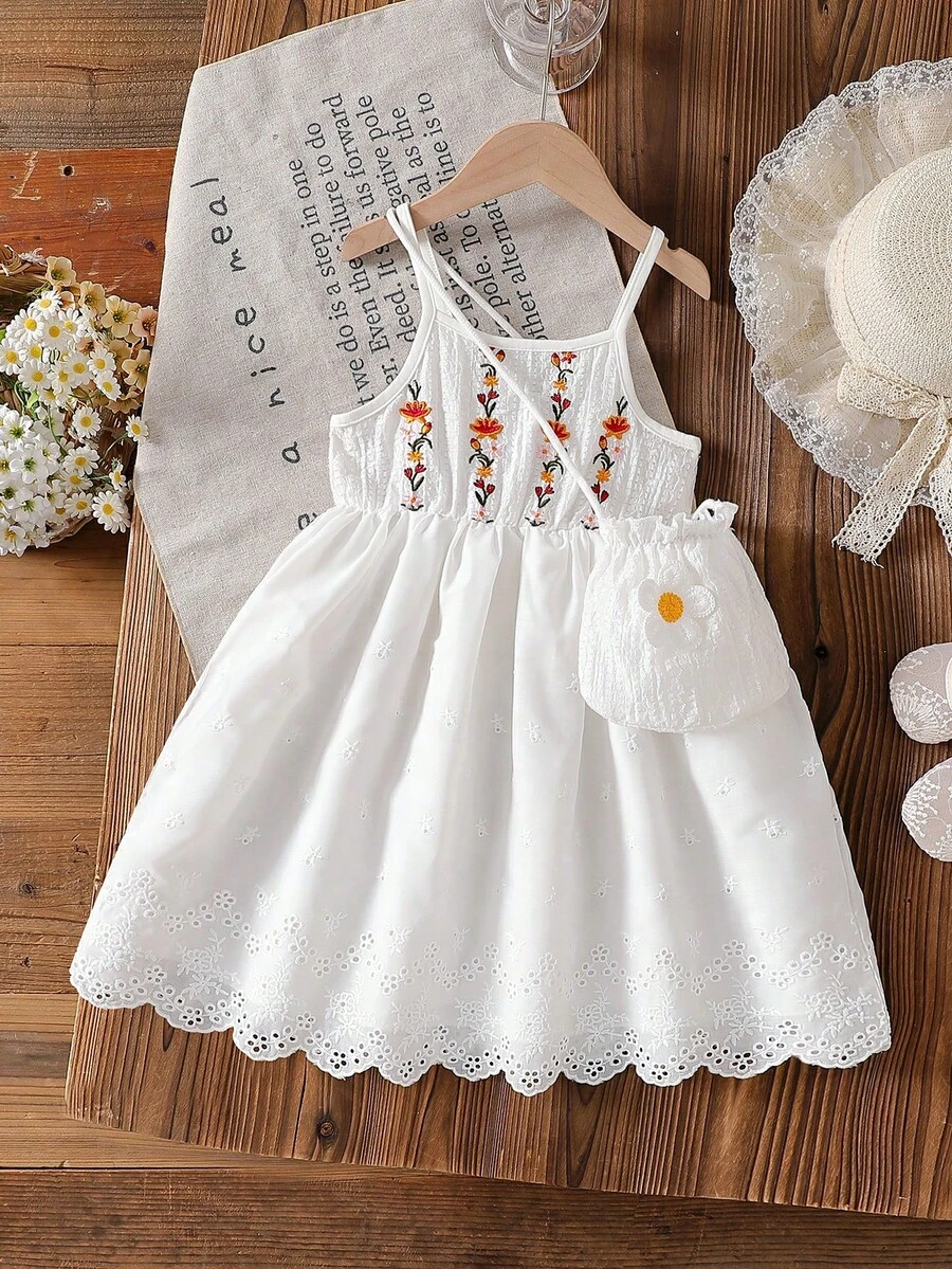 SHEIN Vintaside Kids Đầm lưới quai ngang móc họa tiết dâu tây cho bé gái kèm túi tròn hình dâu tây dễ thương, trang phục thường ngày cho kỳ nghỉ hè, dã ngoại của bé gái. - trắng - Xem 1