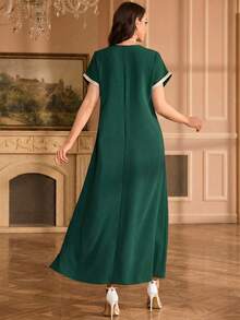 Al Najma Vestido de vacaciones de manga corta con cuello en V holgado, con aplicación bordada y ribete de cinta elegante - Verde Oscuro - Ver 2