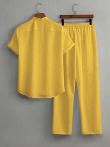 Manfinity Homme 2pcs Men Casual Mustard Yellow Summer Outfit,Solid Color Textured Short Sleeve Shirt And Drawstring Waist Loose Straight-Leg Pant Set,Beach,Holiday, Formal - Yellow - View 2