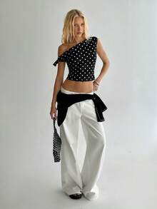 TRNVIE Blusa casual de mujer con hombros asimétricos, lunares negros, lazo y cintura elástica, ideal para vacaciones, casual, oficina o fiesta - Blanco y Negro - Ver 5