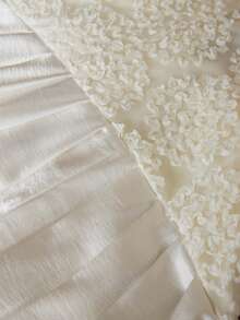 Aveloria Rosie 法式时尚优雅奢华女士蕾丝花卉拼接纹理缎面褶裥下摆圆领无袖修身A字连衣裙 - 白色 - 查看 7