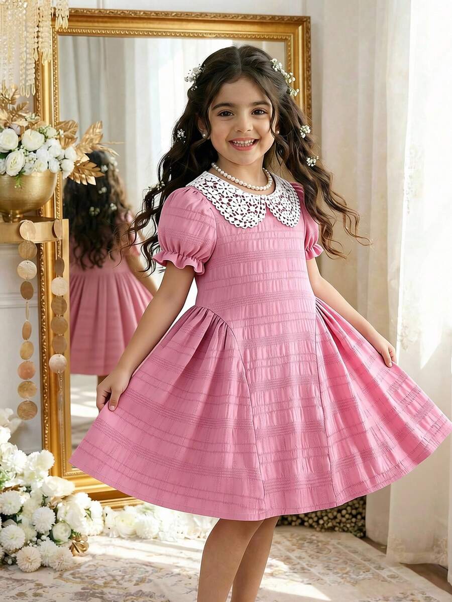 这款粉色提花泡泡袖连衣裙，搭配白色蕾丝领，泡泡袖增添了一丝俏皮可爱，白色蕾丝领则赋予其优雅气质。无论是居家休闲、与朋友聚会，还是参加夏日派对，都是理想之选。 - 粉色 - 查看 1