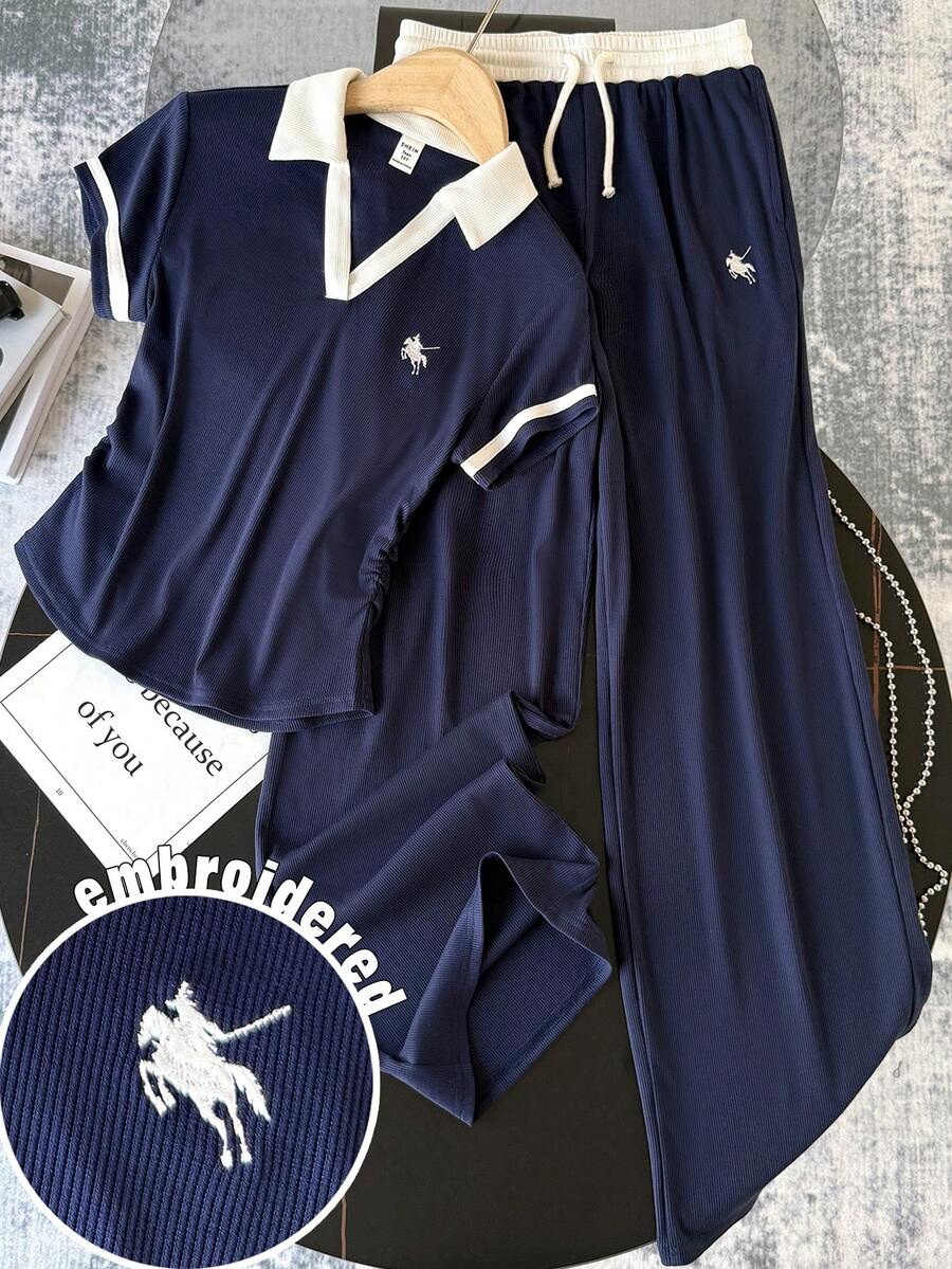 SHEIN 少女春夏时尚T恤套装,罗纹针织撞色Polo领刺绣马图案基础款T恤搭配撞色腰带宽松口袋裤,休闲运动街头风,适合上学、足球、户外等场合,舒适百搭。 - 藍白色 - 查看 1