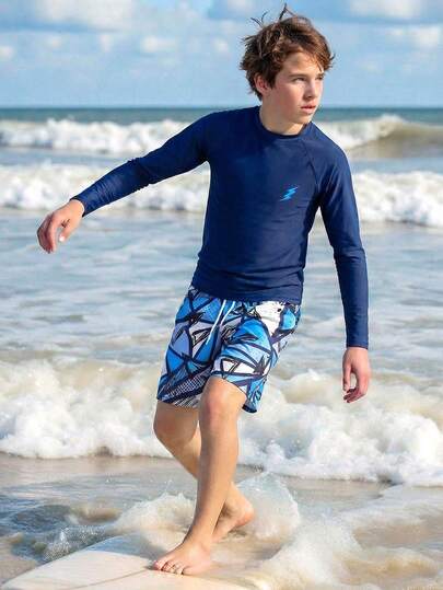 SHEIN 青少年男童两件套泳衣，包括纯色长袖防晒上衣和几何印花泳裤，适合海滩、泳池、度假和夏季穿着。