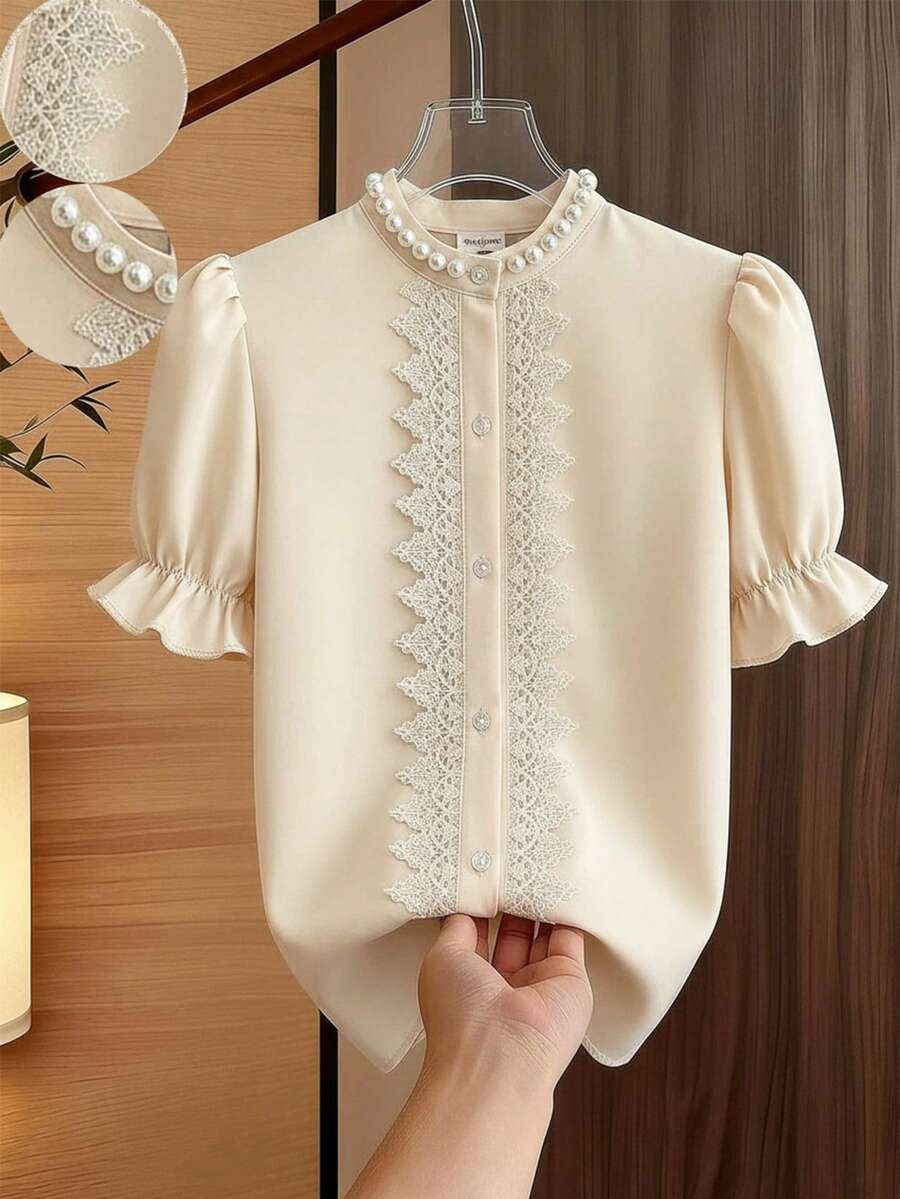 Franclia 女士白色休闲衬衫,珍珠领饰,蕾丝拼接花瓣袖,适合日常穿着、通勤、外出、下午茶、约会、度假等场合。荷叶边袖衬衫,珍珠领衬衫,奶油色衬衫,优雅衬衫,蕾丝细节衬衫,女士上衣,优雅衬衫,女士蕾丝衬衫,荷叶边衬衫,女士上衣和衬衫,女士衬衫,女士办公室工作服,女士衬衫,优雅高贵泡泡袖衬衫,蕾丝衬衫,韩版衬衫 - 米色 - 查看 1