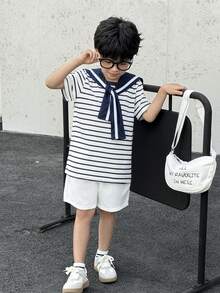 SHEIN Little Byeori 两件套男童休闲运动学院风文艺复古黑白条纹圆领T恤搭配白色短裤，配披肩装饰，适合儿童穿着，适合男童返校穿着，也适合生日派对、晚宴、演出、婚礼、洗礼、开幕式、日常穿着，适合上学、旅行、度假，适合春夏季节穿着。 - 白色 - 查看 6