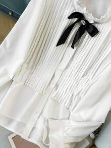 GlowEve CURVE 大码女士优雅复古褶皱衬衫，荷叶边领口甜美蝴蝶结褶皱衬衫，适合约会、朋友聚会或日常通勤，春秋季白色优雅上衣 白色衬衫 优雅蝴蝶结衬衫 白色长袖衬衫 女士衬衫 女士衬衫 优雅衬衫 女士衬衫 女士衬衫 - 白色 - 查看 4