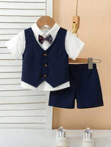 SHEIN 宝宝首个母亲节三件套服装——无袖背心、领结和短裤。背心为浅灰色，饰有纽扣，搭配小巧的多色领结。短裤也为浅灰色，与背心颜色相配。适合儿童出席小型婚礼、儿童音乐会等场合。 - 藏蓝色 - 查看 3