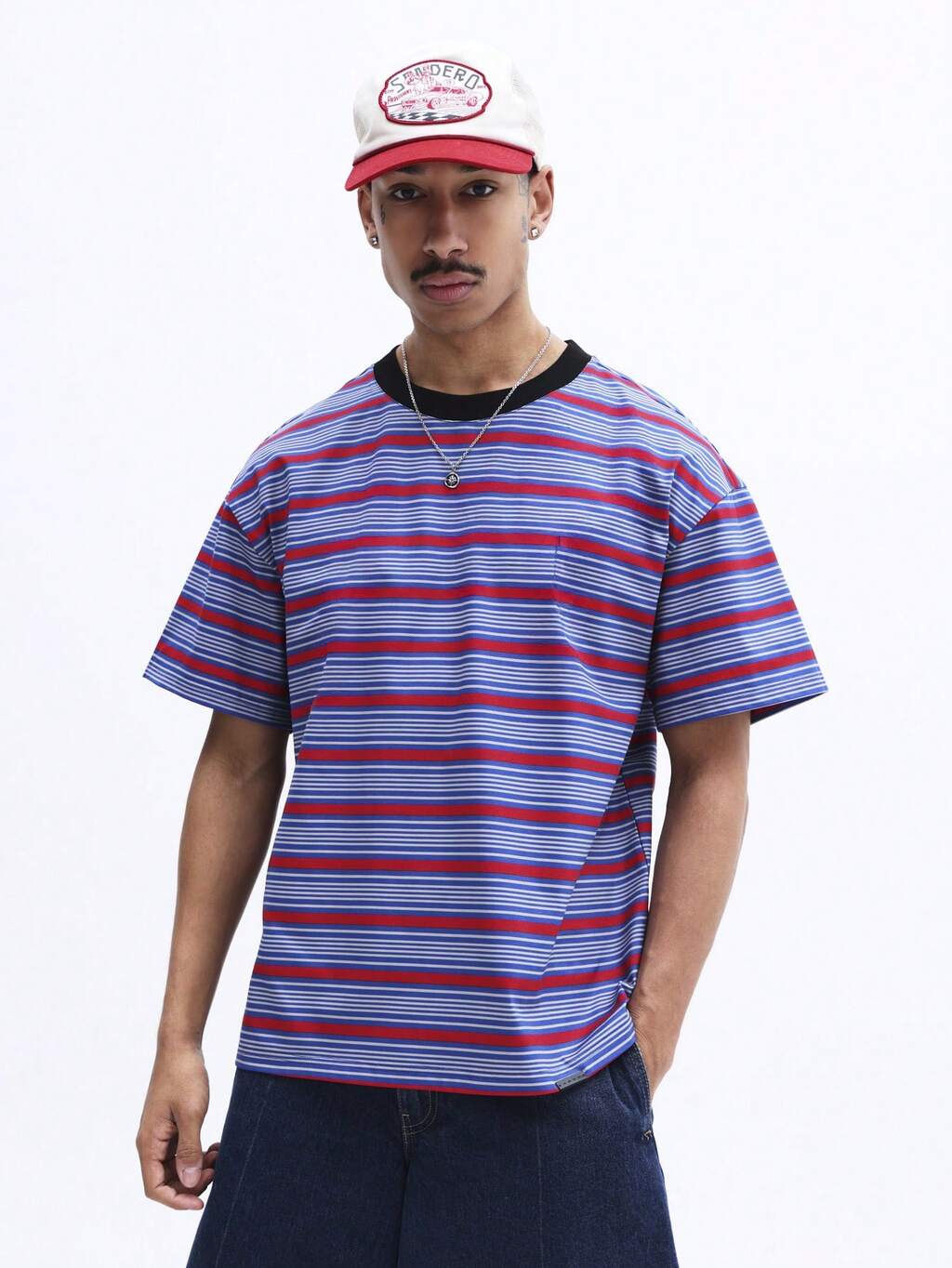 Camiseta de rayas horizontales con cuello redondo y mangas cortas