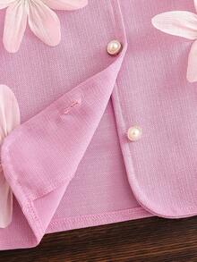女童杏色竹节结泡泡短袖外套，搭配同色系杏色拉链连衣裙，外套正面饰有3朵杏色立体花朵和3颗仿珍珠纽扣，整体时尚优雅，适合日常、通勤、聚会和派对穿着。 - 粉色 - 查看 6