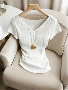 Franclia Camiseta casual de mujer con cuello en V, ajustada, con bajo asimétrico y tela texturizada, adecuada para ir al trabajo, uso diario, vacaciones, citas, blusas elegantes y clásicas para mujer, últimas en blusas para mujer, blusas elegantes para mujer, blusas casuales para mujer, blusas blancas elegantes para mujer, blusas y tops para mujer, vestidos de trabajo para mujer, ropa de trabajo para mujer, blusas de mujer S3433, tops de manga corta para mujer, tops para mujer - Blanco - Ver 1