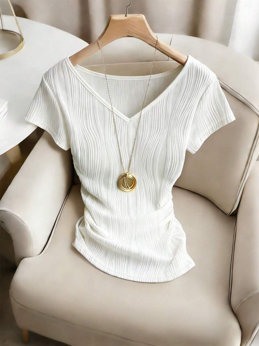 Franclia Camiseta casual de mujer con cuello en V, ajustada, con bajo asimétrico y tela texturizada, adecuada para ir al trabajo, uso diario, vacaciones, citas, blusas elegantes y clásicas para mujer, últimas en blusas para mujer, blusas elegantes para mujer, blusas casuales para mujer, blusas blancas elegantes para mujer, blusas y tops para mujer, vestidos de trabajo para mujer, ropa de trabajo para mujer, blusas de mujer S3433, tops de manga corta para mujer, tops para mujer - Blanco - Ver 1
