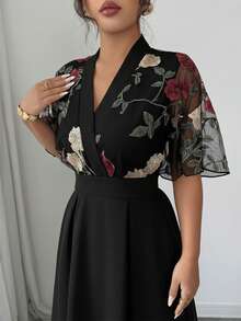 Rafferiza 女士V领网纱拼接刺绣连衣裙，优雅杏色 - 黑色 - 查看 5