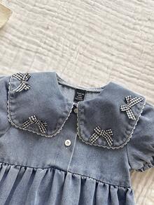 SHEIN Vintaside Kids 女婴牛仔休闲宽松短袖连衣裙，采用水洗做旧工艺，宽领设计，饰有可爱蝴蝶结，轻盈柔软的棉质牛仔面料，时尚百搭，是女孩们的必备单品，适合春夏穿着，休闲、拍照、外出、派对等场合皆宜，夏季新品上市。 - 淺色水洗藍 - 查看 6